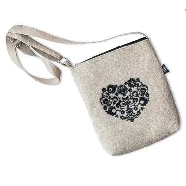Filcová kabelka - Čierne srdce