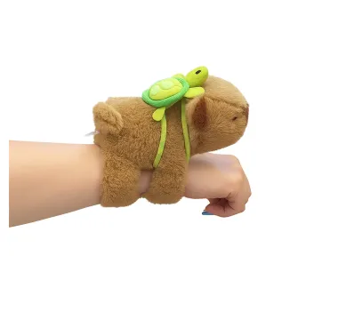 Plyšový náramok Kapybara s otáčacím chvostíkom
