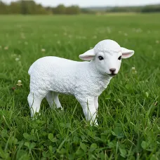 Záhradná ovečka jahňa stojace