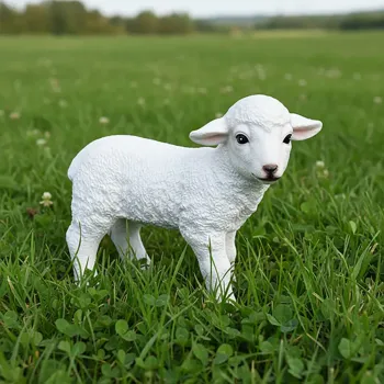 Záhradná ovečka jahňa stojace