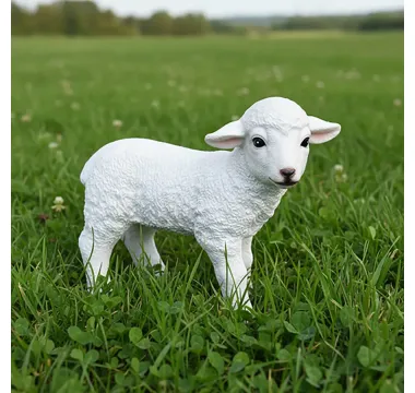 Záhradná ovečka jahňa stojace