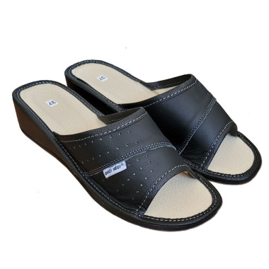 Dámské šľapky na kline čierne