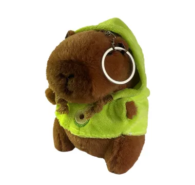 Roztomilá plyšová kapybara s kapucňou