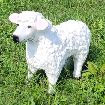 Záhradná ovečka stojaca