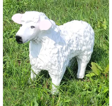 Záhradná ovečka stojaca
