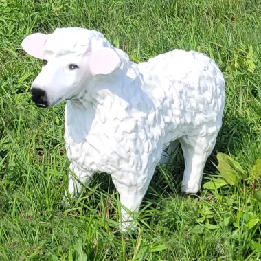 Záhradná ovečka stojaca